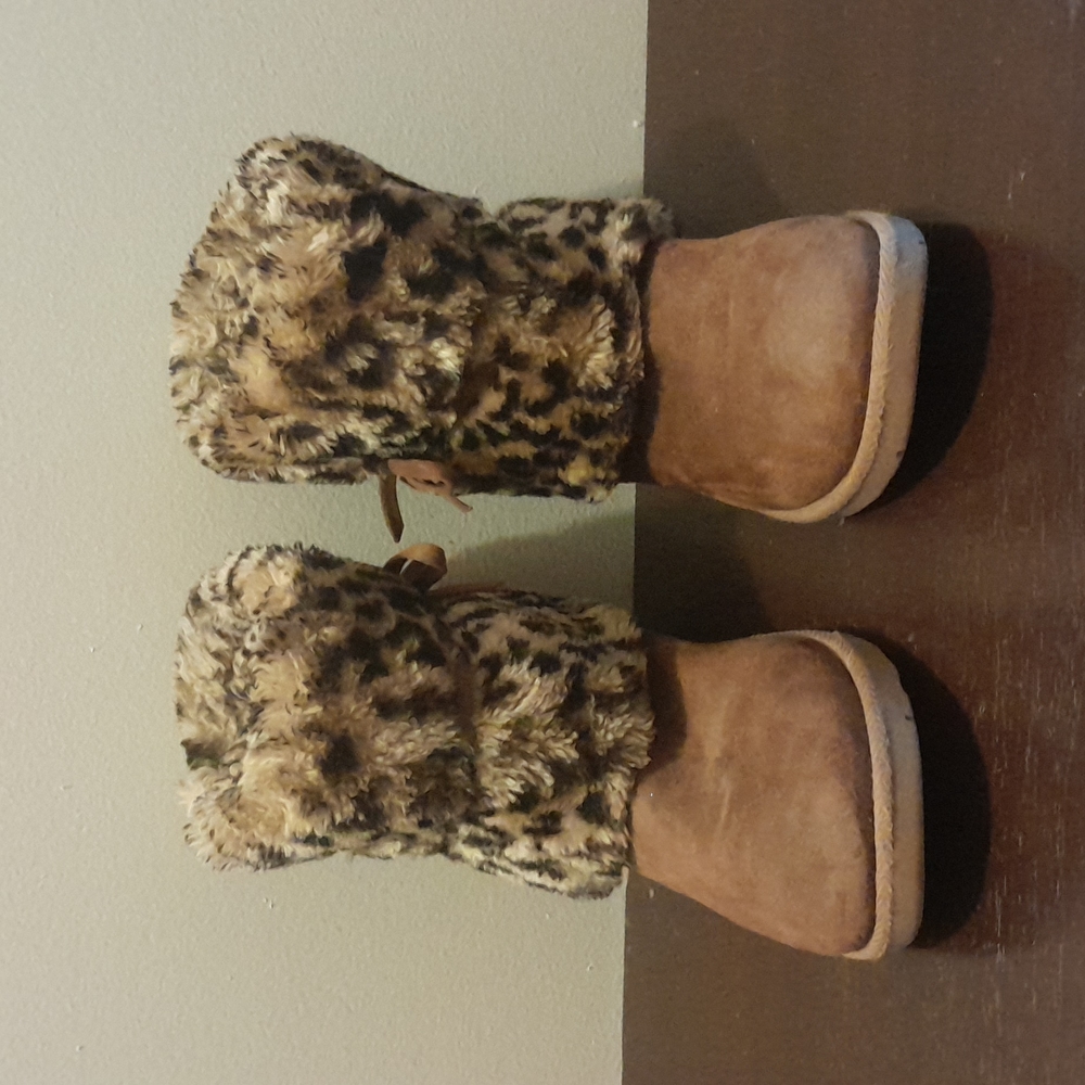 Girls Maualuga boots, size 3, and brown